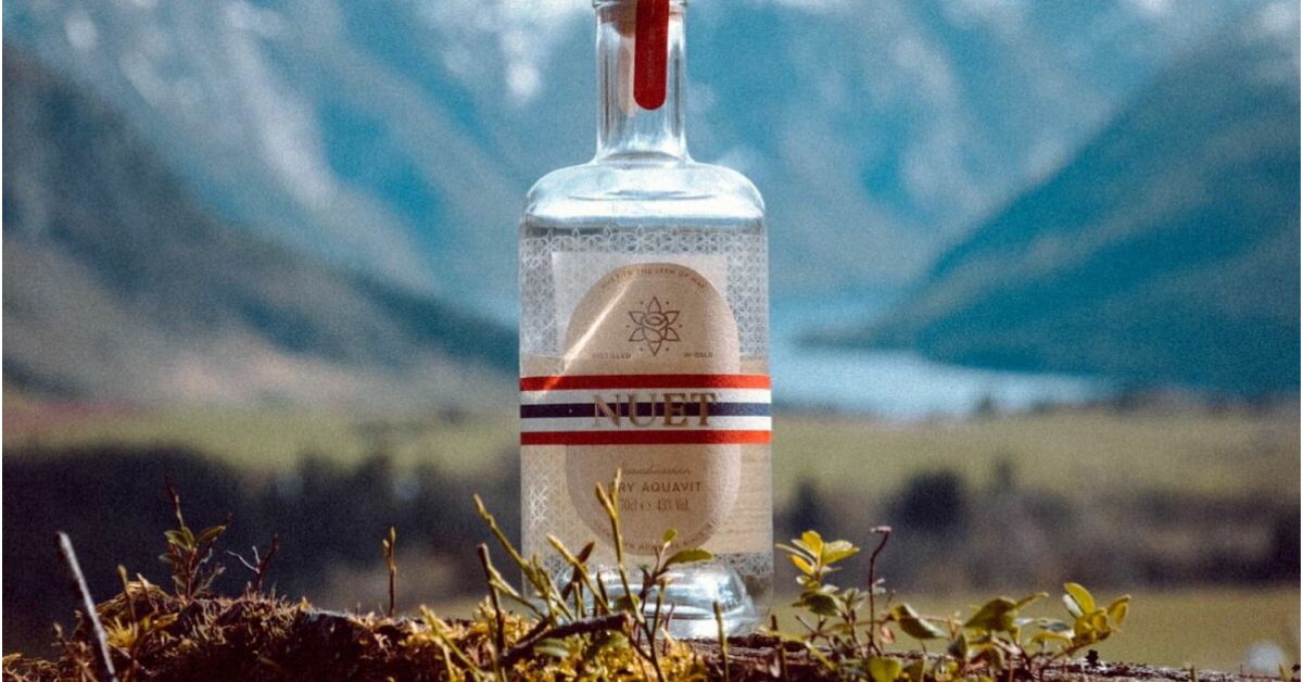 Flaske med Nuet Aquavit i norsk natur.
